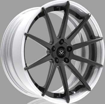 فرشاة مخصصة بالإضافة إلى جنوط عجلات فضية مقاس 21 بوصة مكونة من قطعتين لسيارة شيفروليه كورفيت